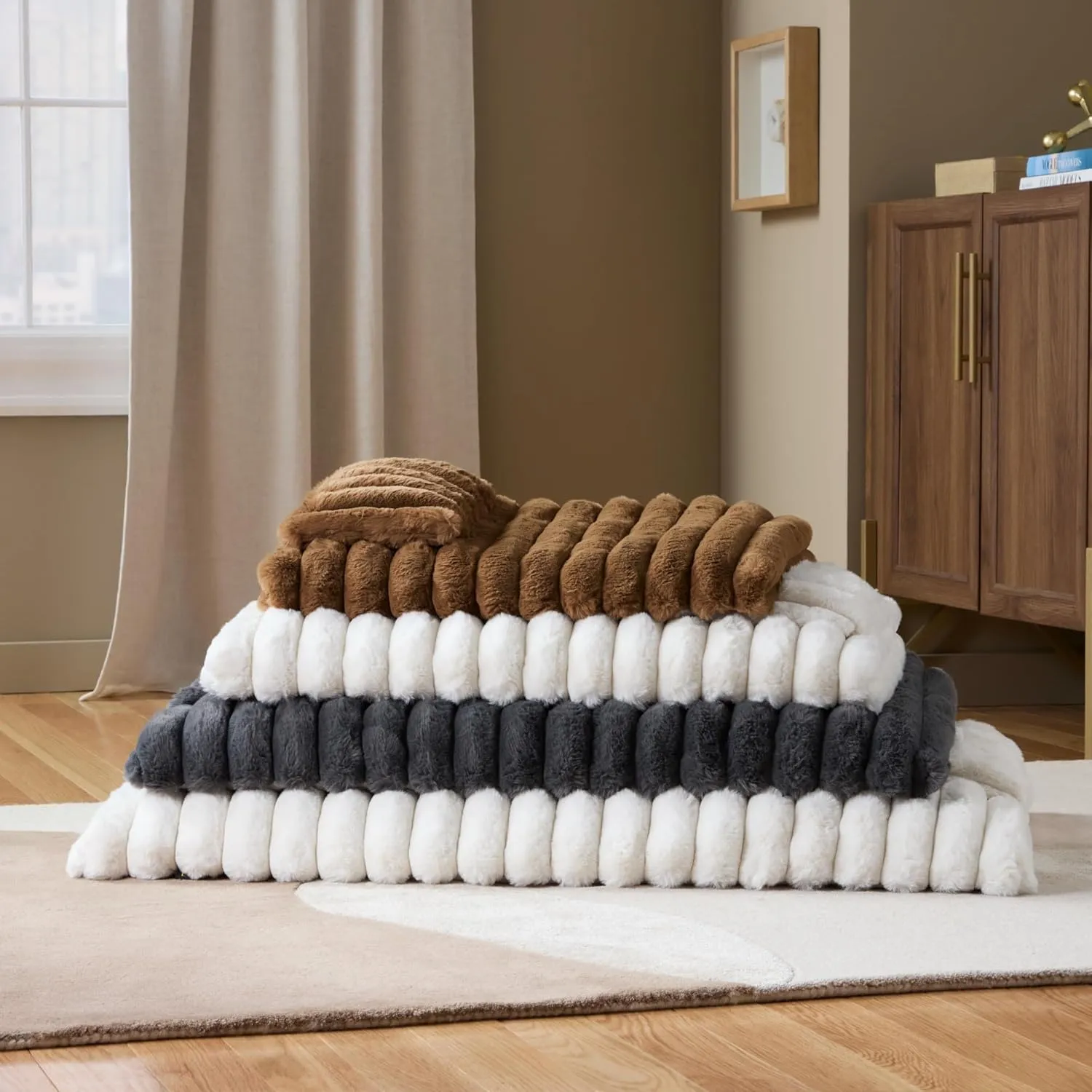 TOWN & COUNTRY LUXE CuddleTown ,,,,, 58.42  x 43.18  x 7.62 